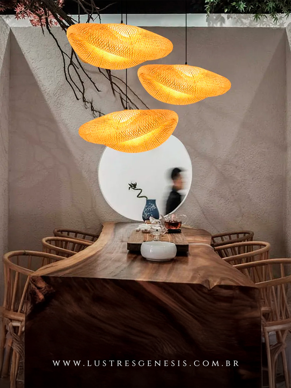 Pendente artesanal de fibra de bambu de 80cm decorando mesa de cozinha e área gourmet, iluminação aconchegante e design sofisticado.